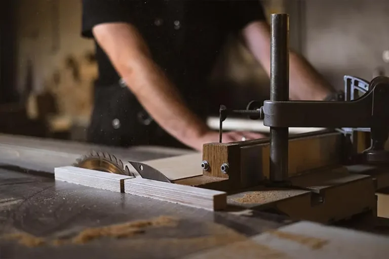 Cómo elegir la maquinaria para fabricación de muebles para tu taller