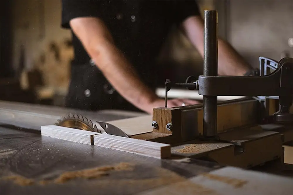 Cómo elegir la maquinaria para fabricación de muebles para tu taller