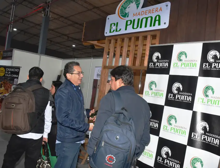 quienes exponen en la feria de madera