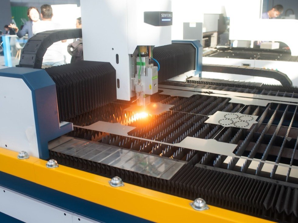 Máquina de corte láser trabajando en la feria